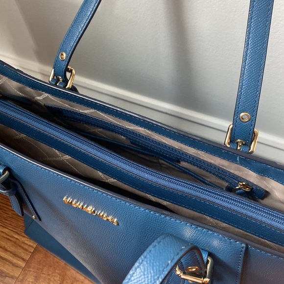 Michael Kors Voyager Small tote bag - Picture 6 of 10